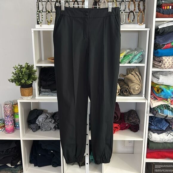 Lululemon Warpstreme High-Rise 7/8 Jogger
Black size 26 $128 msrp - Picture 5 of 8